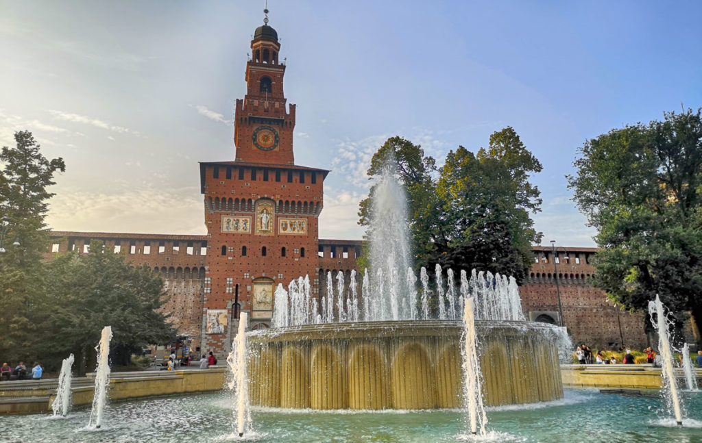 Castello sforzesco milano scooter noleggio